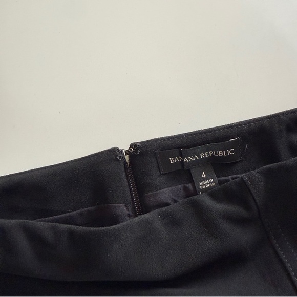 Banana Republic-Vegan Suede-Mini Skirt-Pockets-Back Zip-Size 4 - Picture 2 of 9